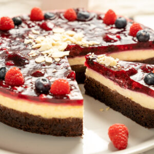 Brownie cheesecake s lesným ovocím