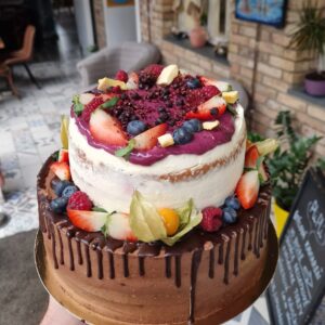 2 poschodová čokoládovo mandľová torta s lesným ovocím