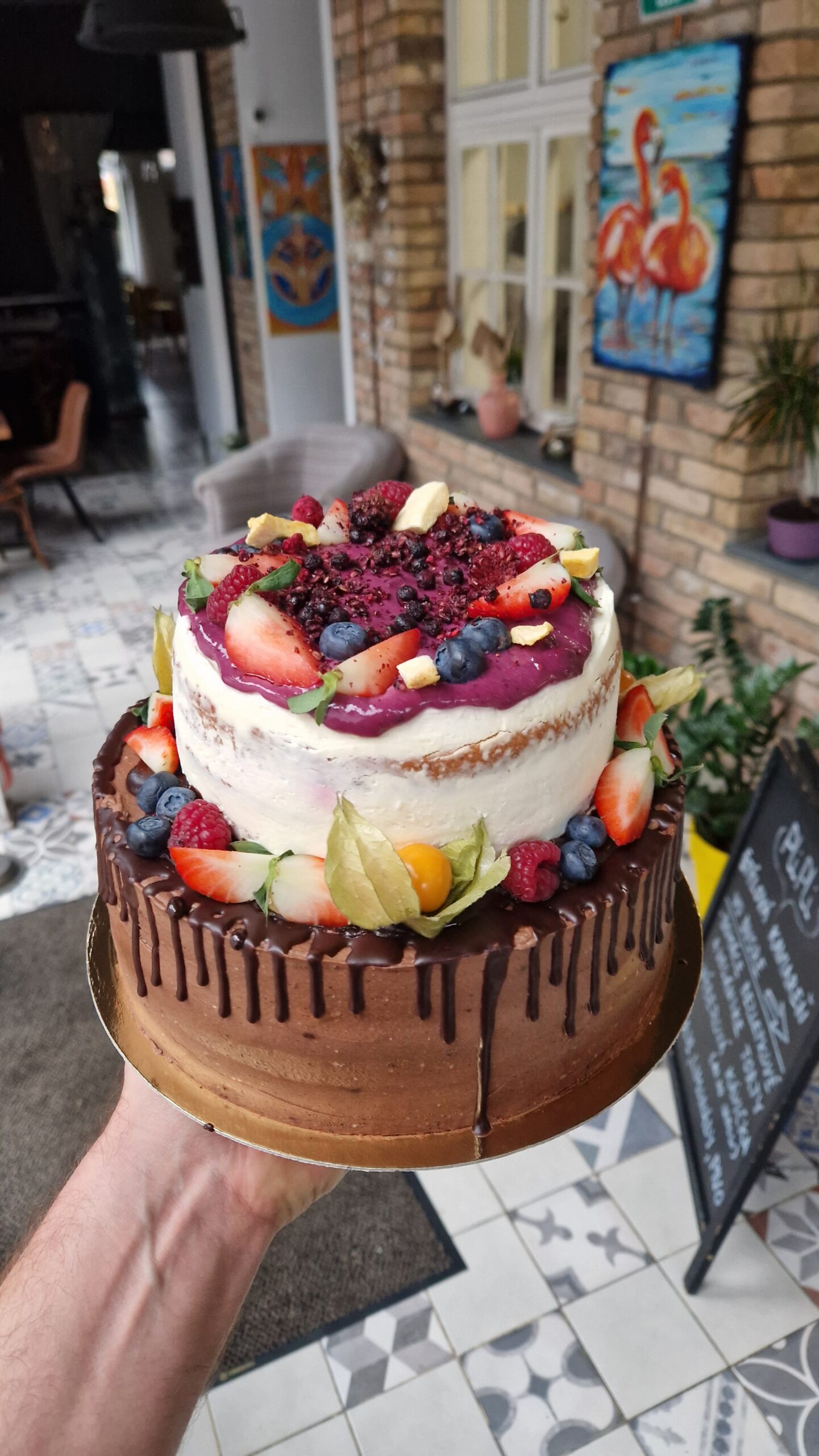 2 poschodová čokoládovo mandľová torta s lesným ovocím