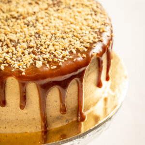 Čokoládovo arašidová torta so slaným karamelom