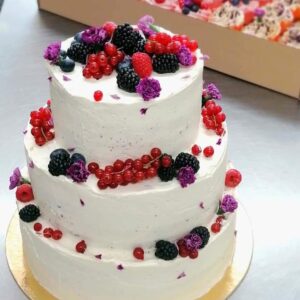 3 poschodová mandľová torta s lesným ovocím
