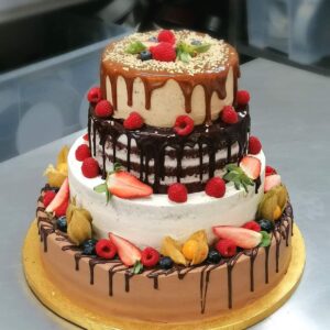 Veľká 4 poschodová torta štyroch príchutí